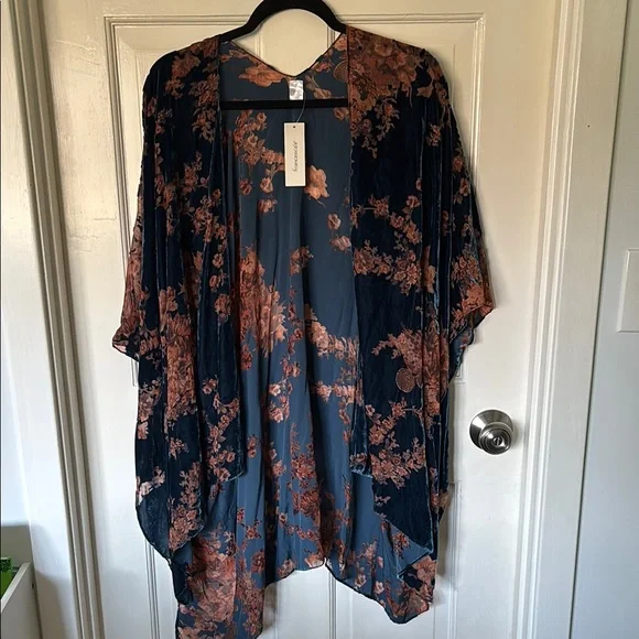 NWT Francesca’s Floral Kimono Cardigan - Picture 1 of 5